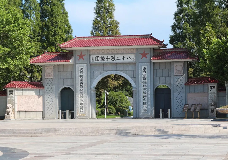 “紅色追夢人”——瞻仰劉老莊八十二烈士陵園